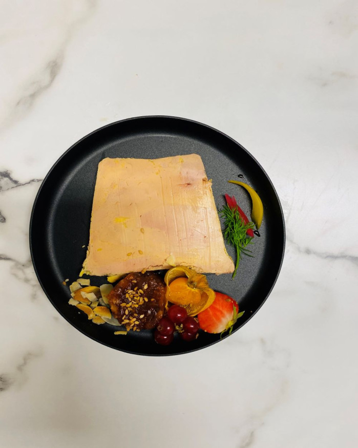Foie gras de canard tradition mariné au sauternes présenté avec son chutney 