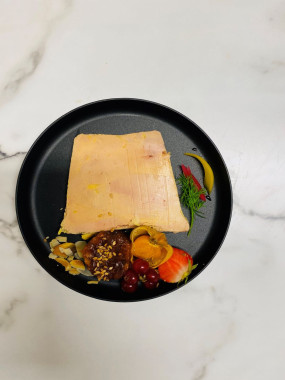 Foie gras de canard tradition mariné au sauternes présenté avec son chutney 