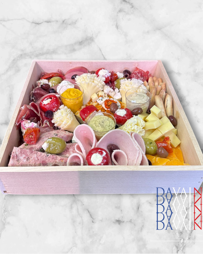 Planche de charcuterie avec son beaujolais nouveau