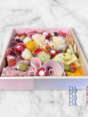 Planche de charcuterie avec son beaujolais nouveau