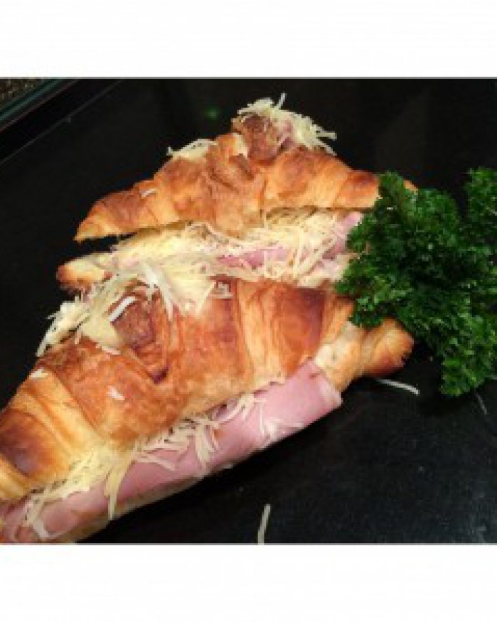 Croissant farci au jambon emmental