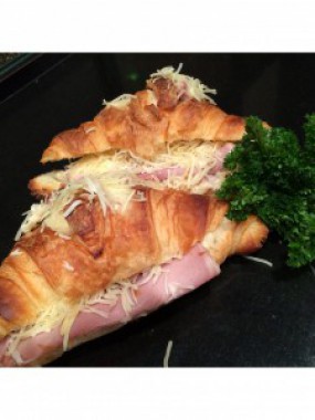 Croissant farci au jambon emmental