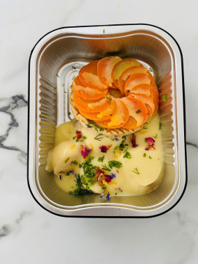 noix de coquilles Saint Jacques snackée sauce au champagne , rosace de poireaux et carottes sur feuilletée pur beurre 