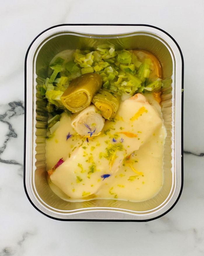 Pavé de saumon rose cuit unilatéral sauce citronnée au beurre blanc, tonneau de poireaux au beurre 